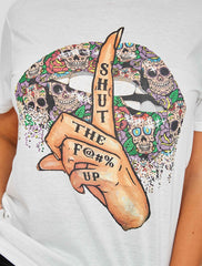 Halt das grafisch gedruckte T-Shirt