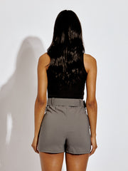 Dehnbares Frachtskort mit passender Gürtel