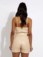 Faux lederen vrachtstrappy skort jurk met bijpassende riem